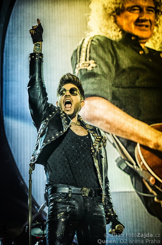 Zpěvák Adam Lambert v typické Freddieho póze