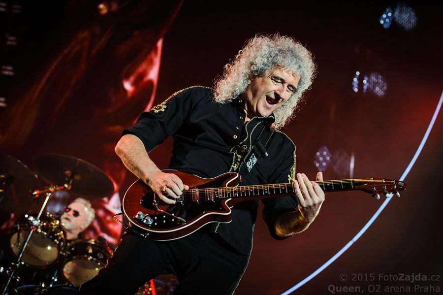 Brian May, v pozadí Roger Tylor