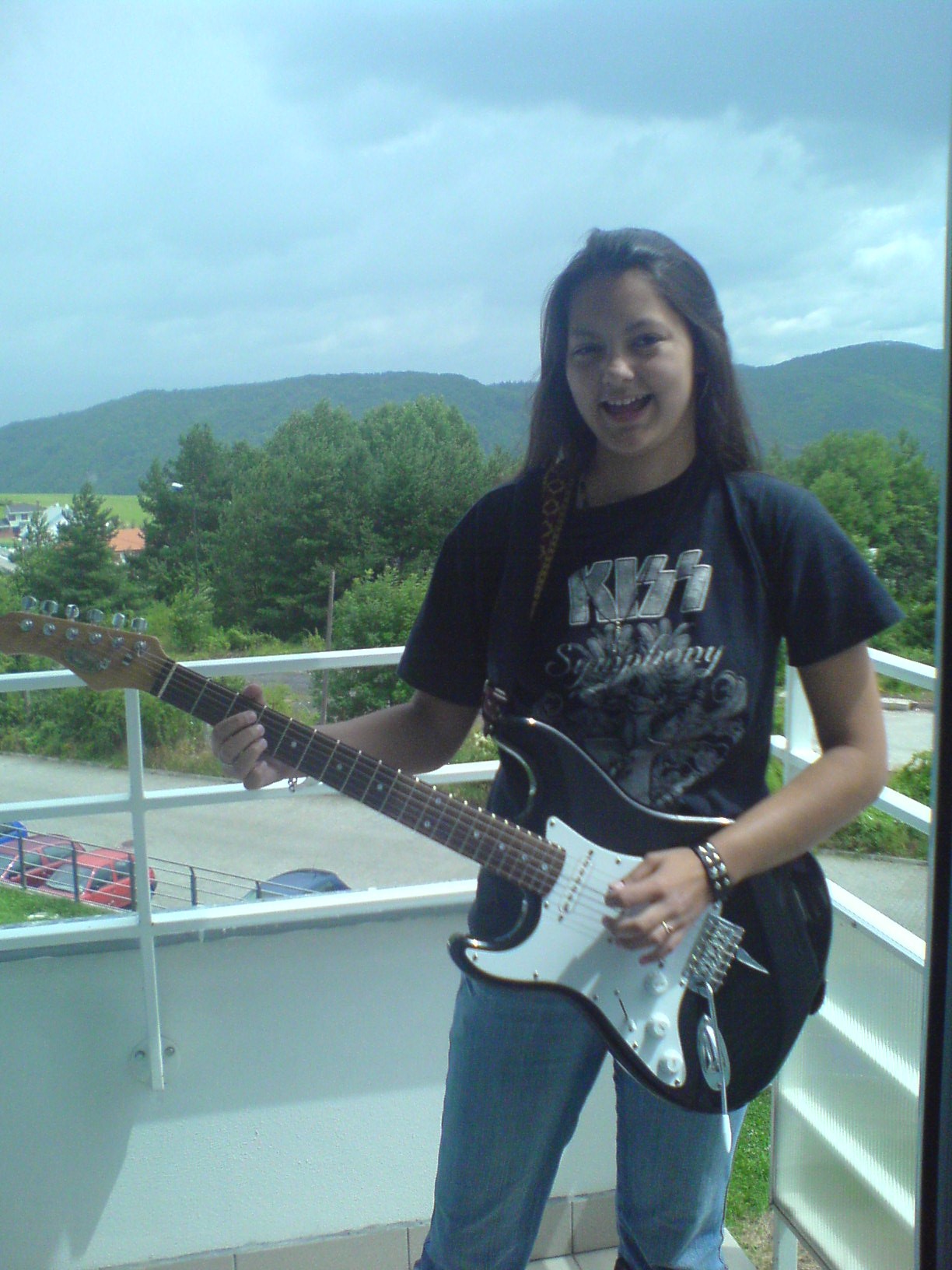 2007, čtrnáctiletá já. Na kytaru jsem tehdy hrála půl roku a to díky kapele na mém tričku